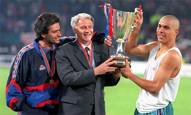Đến Barca vào năm 1996, Ronaldo trở thành E.T - người ngoài hành tinh khi hàng hậu vệ tại La Liga đều bị anh chôn vùi bằng phong độ hủy diệt