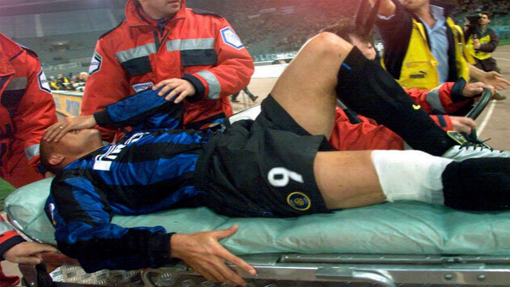 Ở trận lượt đi chung kết Coppa Italia gặp Lazio, Ronaldo chơi đúng 7 phút, nhận bóng, vượt qua 2 hậu vệ rồi đổ gục xuống rồi gào lên trong đau đớn, Ronaldo ôm lấy đầu gối phải. 