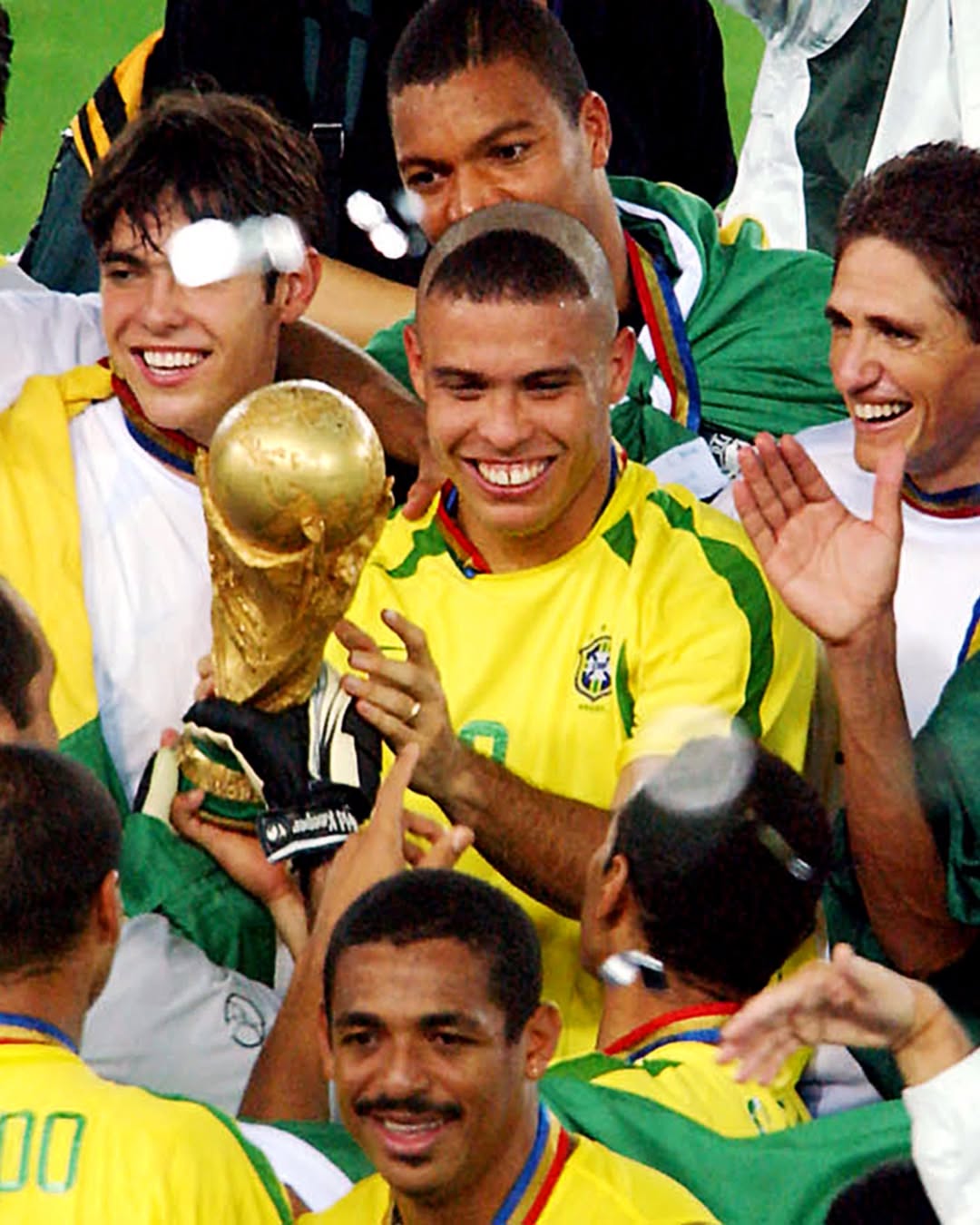 Lần thứ hai trong cuộc đời, Ronaldo được nâng Cúp vàng vô địch