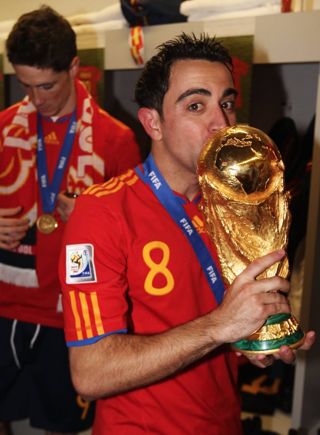 Xavi Hernandez hôn chiếc Cúp Vàng đầu tiên của bóng đá Tây Ban Nha