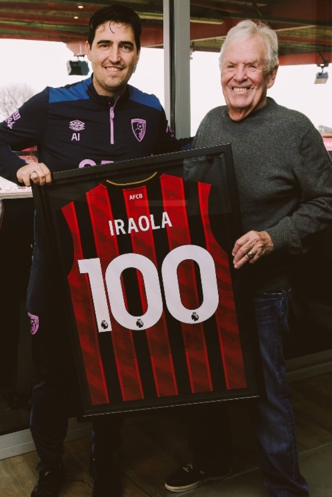 Iraola chụp ảnh kỷ niệm tròn 100 trận cầm quân ở Premier League