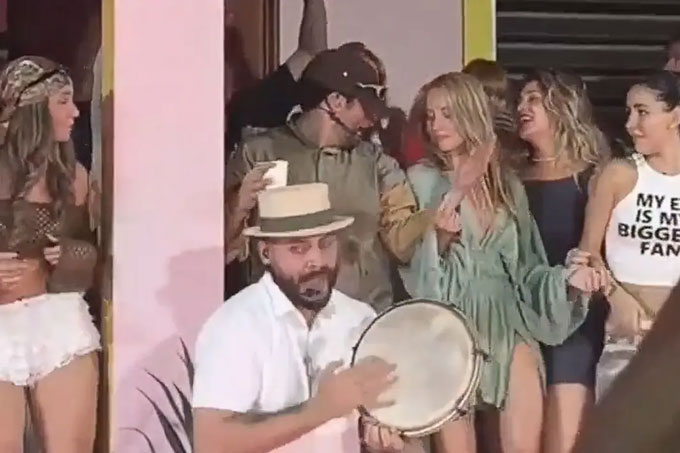 Ester Exposito nhảy cùng Bad Bunny