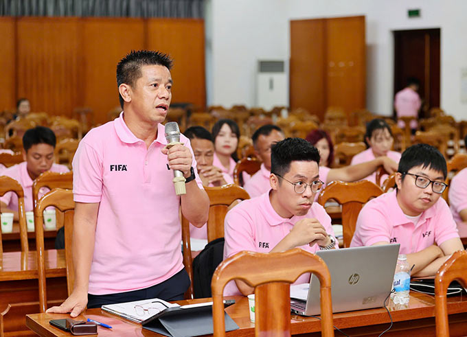 HLV Lưu Danh Minh lấy ví dụ về mô hình tuyển trạch của PVF. Ảnh: Đức Cường