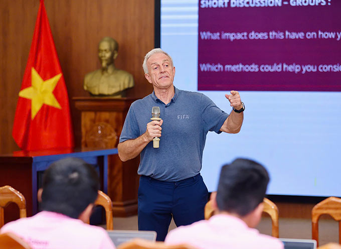 Chuyên gia Eric Abraham mang đến bài giảng về mô hình ARE trong tuyển trạch. Ảnh: Đức Cường