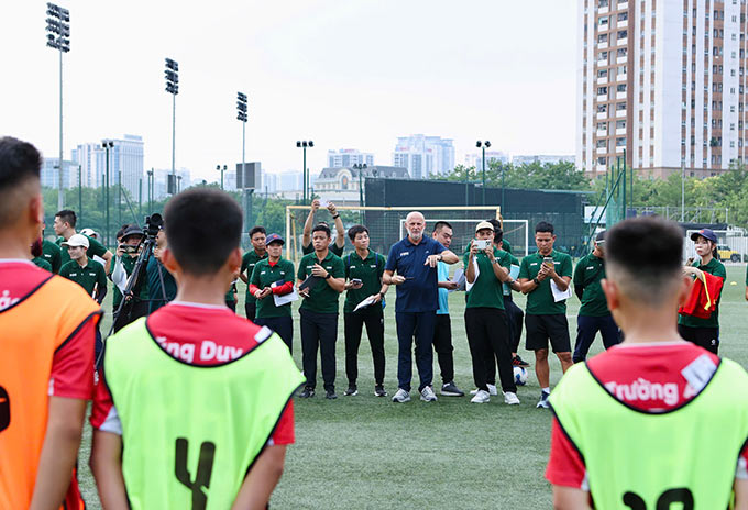Các học viên được thực hành ngoài sân bằng việc theo dõi trực tiếp trận đấu mô phỏng. Ảnh: Đức Cường