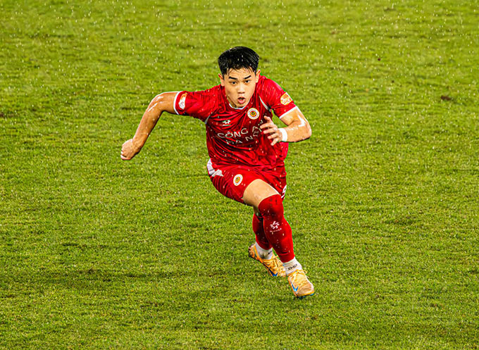 Chân sút sinh năm 2004 có 10 bàn thắng sau 22 trận ra sân ở V.League mùa này - Ảnh: CAHN