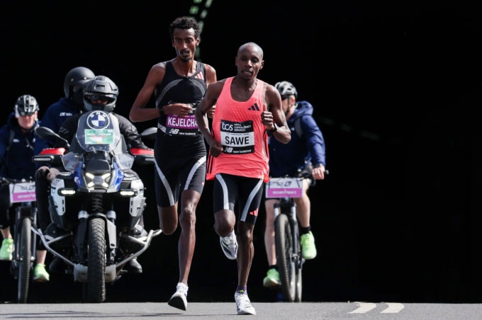 Yomif Kejelcha (trái) và Sabastian Sawe đua tranh trên đường chạy London Marathon 2026