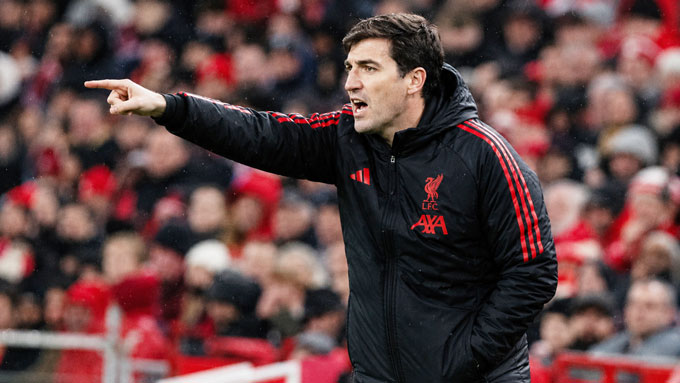 Iraola sẽ thay thế Slot dẫn dắt Liverpool