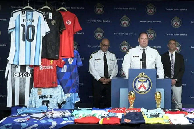 Cảnh sát của thành phố Toronto kiên quyết ngăn chặn số lượng quần áo bóng đá fake tràn lan ở World Cup