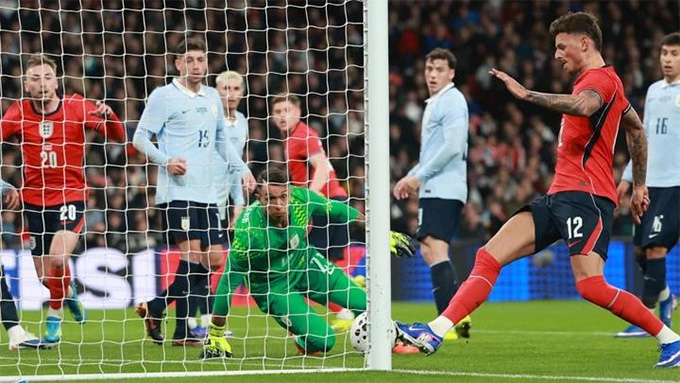 Một trong những tình huống trong trận giao hữu Anh vs Uruguay