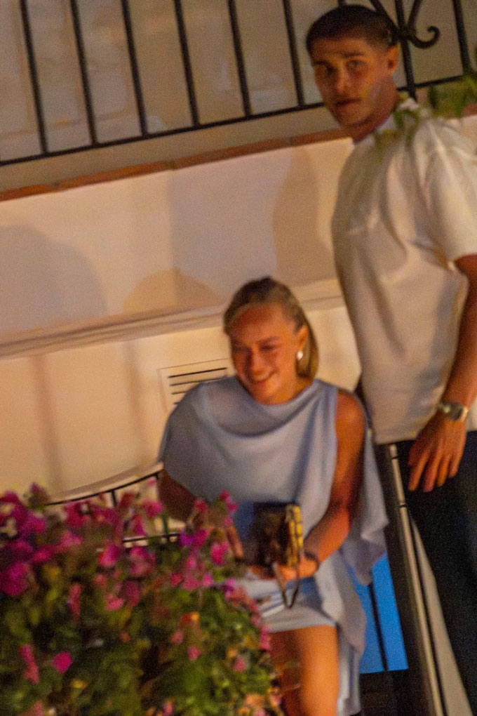  Ella Buffin và Van de Ven công khai tình cảm