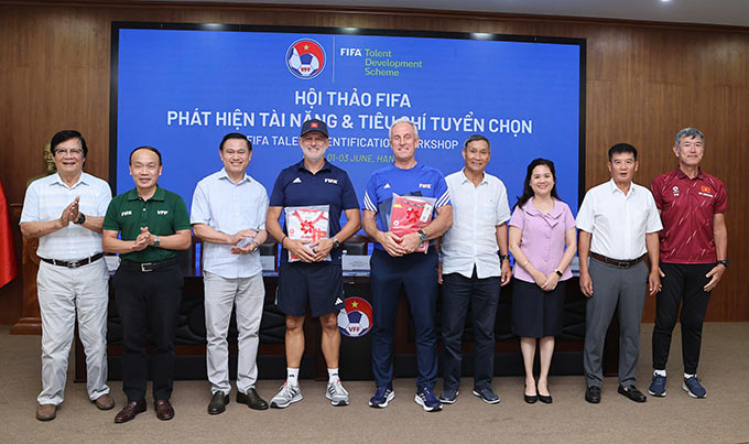 Đại diện VFF tặng quà cho các chuyên gia FIFA tham dự hội thảo. Ảnh: Đức Cường