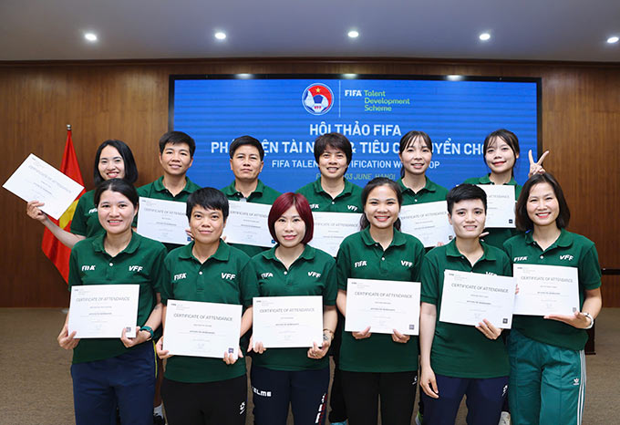 Các học viên được trao giấy chứng nhận. Ảnh: Đức Cường