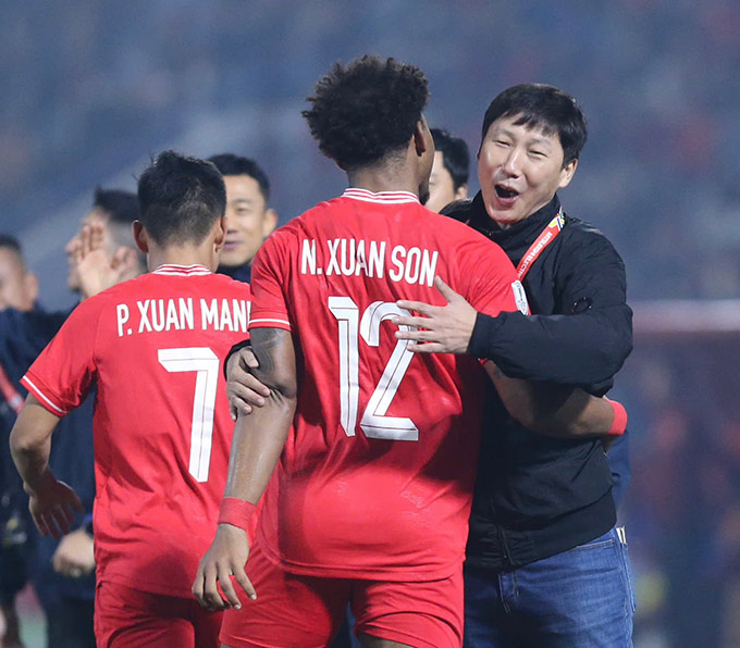 HLV Kim Sang Sik đứng trước cơ hội là người đầu tiên giúp ĐT Việt Nam vô địch 2 kỳ AFF Cup liên tiếp. Ảnh: Đức Cường