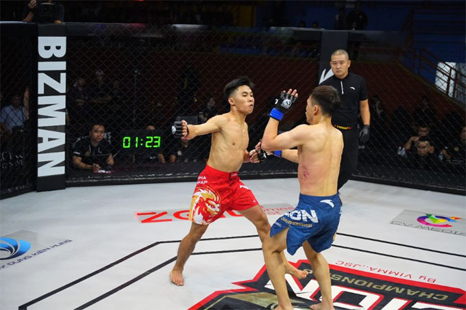 Nguyễn Phú Thịnh (quần đỏ) thắng tính điểm trước Lê Văn Vũ ở LC18