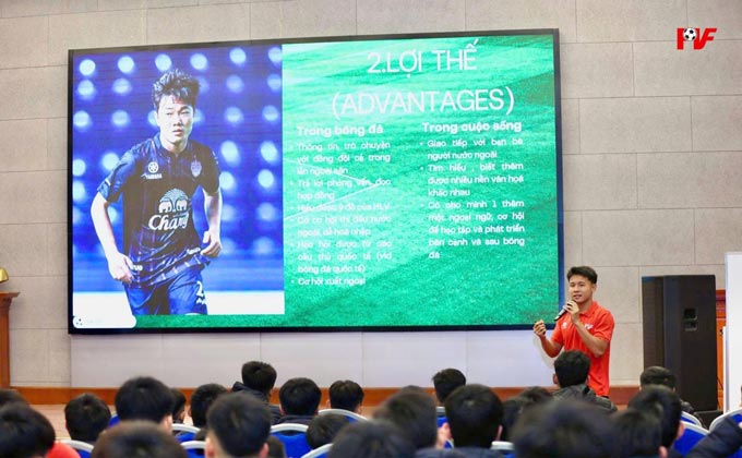 Quốc Khánh không chỉ là một tài năng trên sân cỏ mà còn là một học sinh xuất sắc trong học tập