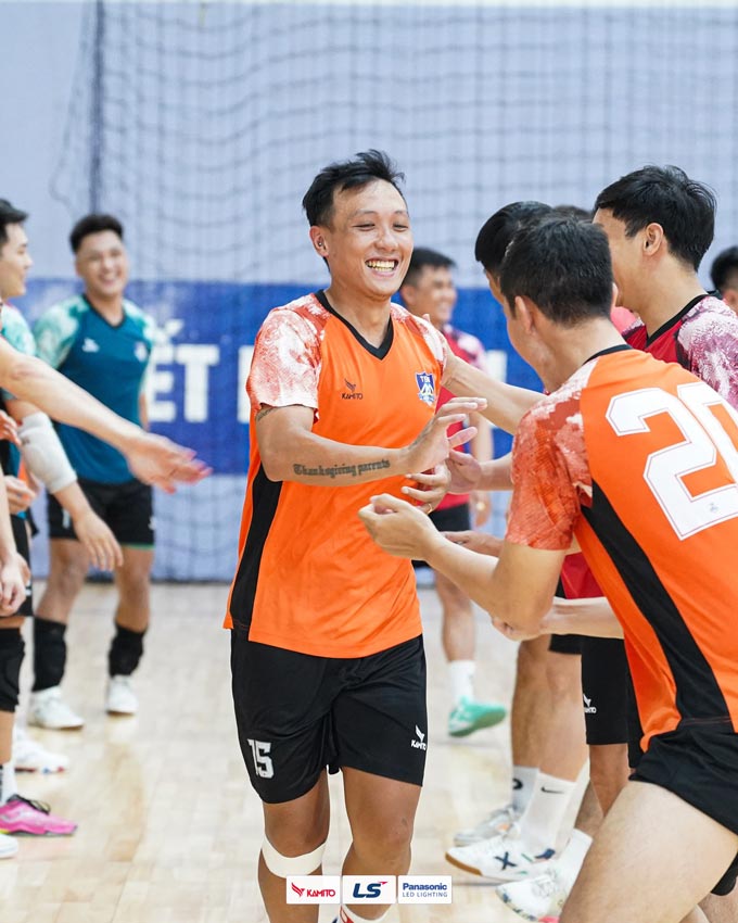 Nguyễn Minh Trí được các đồng đội cũ ở CLB Thái Sơn Nam chào đón trở lại. Ảnh - TSN