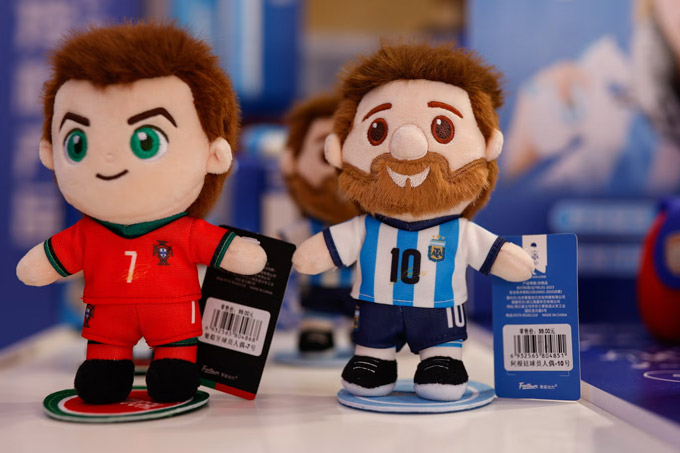 Đồ chơi mang hình ảnh của Ronaldo và Messi, cho thấy sức hút của họ tại World Cup 2026 vẫn cực kỳ khủng khiếp