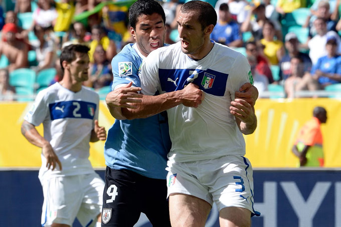 Khoảnh khắc Suarez chuẩn bị cắn Chiellini