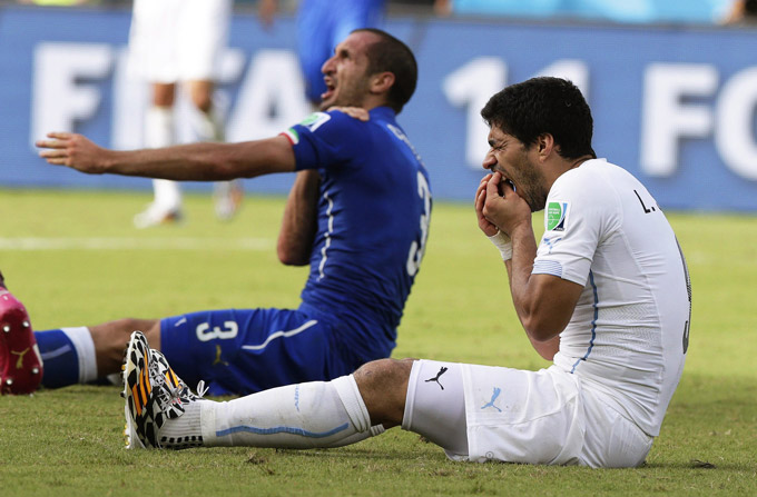 Suarez cho rằng anh đã bị đối xử thậm tệ sau vụ việc