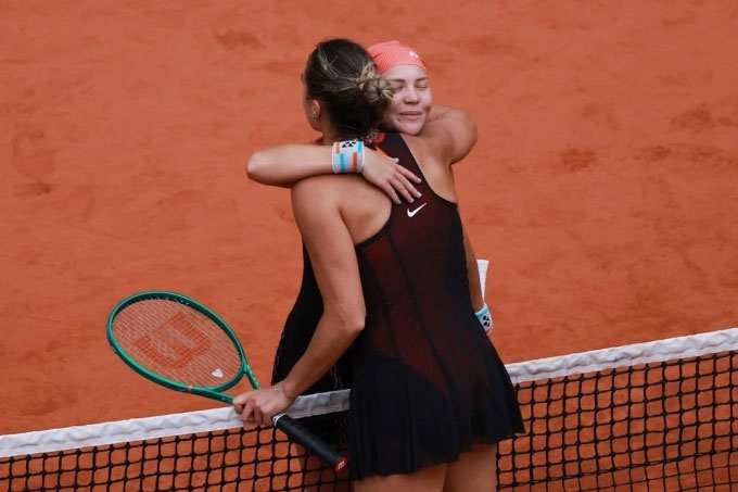 Sabalenka ôm chúc mừng Shnaider sau trận tứ kết Roland Garros - Ảnh: WTA