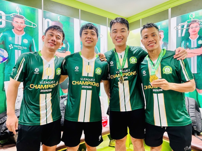 4 cựu cầu thủ HAGL với chiếc cúp đầu tiên trong màu áo CLB - Ảnh: Anh Khoa 