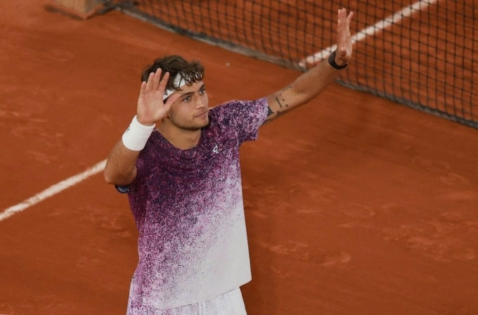 Cobolli mừng chiến thắng ở tứ kết Roland Garros. Ảnh: ATP