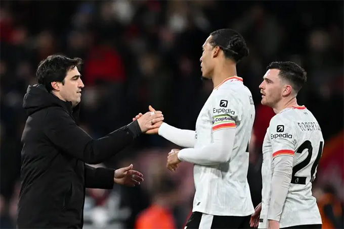 Nhiệm vụ đầu tiên của Iraola tại Liverpool có liên quan đến Virgil van Dijk