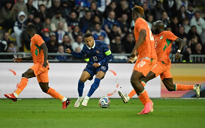 Mbappe nhiều lần phải dạt sang hai biên