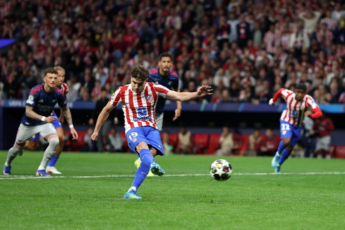 Atletico vượt qua sự truy cản của cầu thủ Arsenal ở Champions League 2025/26