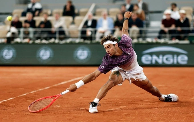 Cobolli trong một pha bóng ở tứ kết Roland Garros 2026. Ảnh: ATP