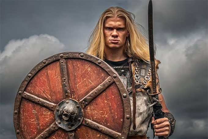 Haaland trong trang phục của những người Viking