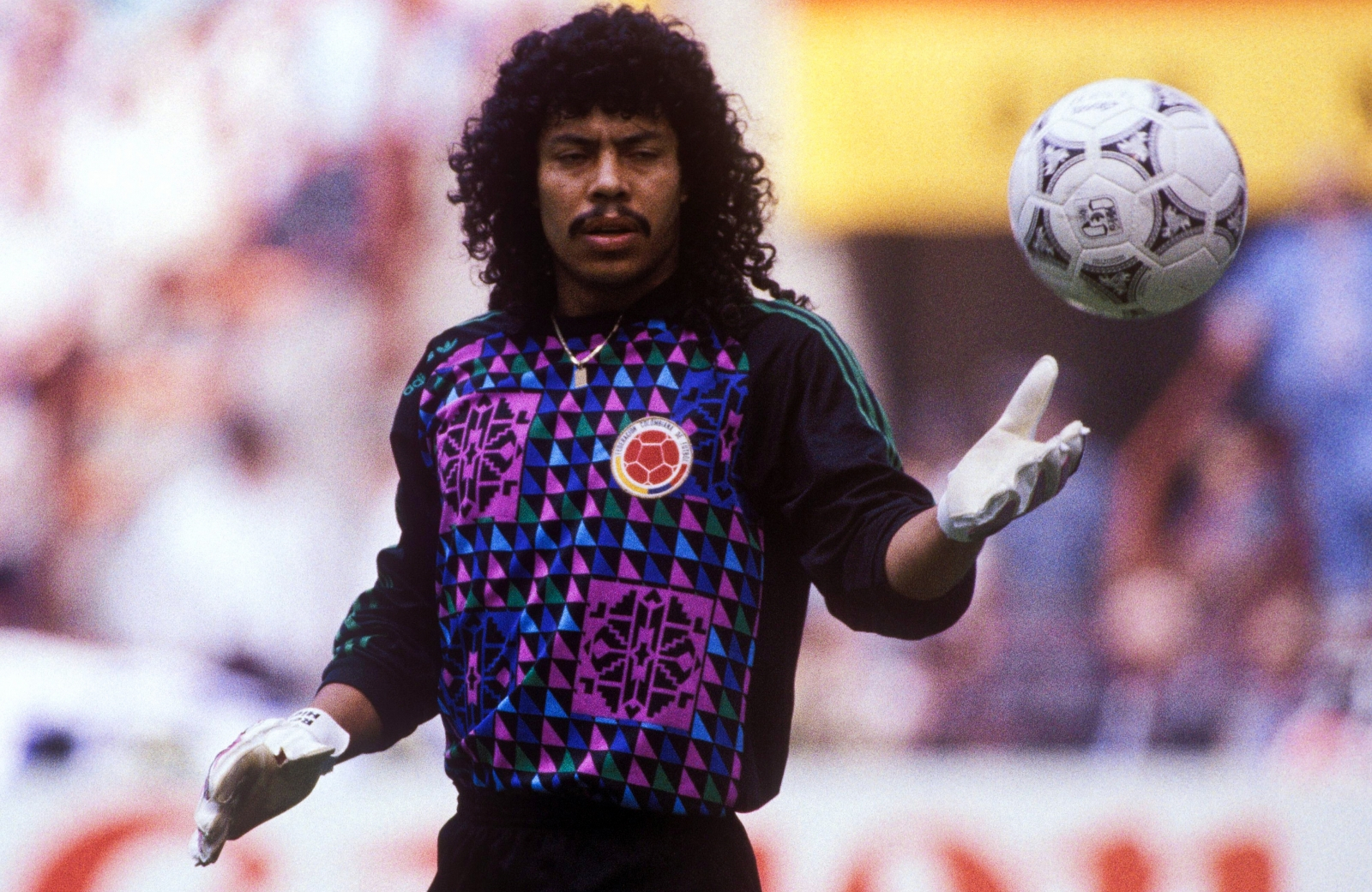 Thủ môn Rene Higuita với biệt danh "El Loco" (gã điên), cũng hay ra khỏi khu 16m50 chơi bóng vì là để thể hiện hơn là chiến thuật