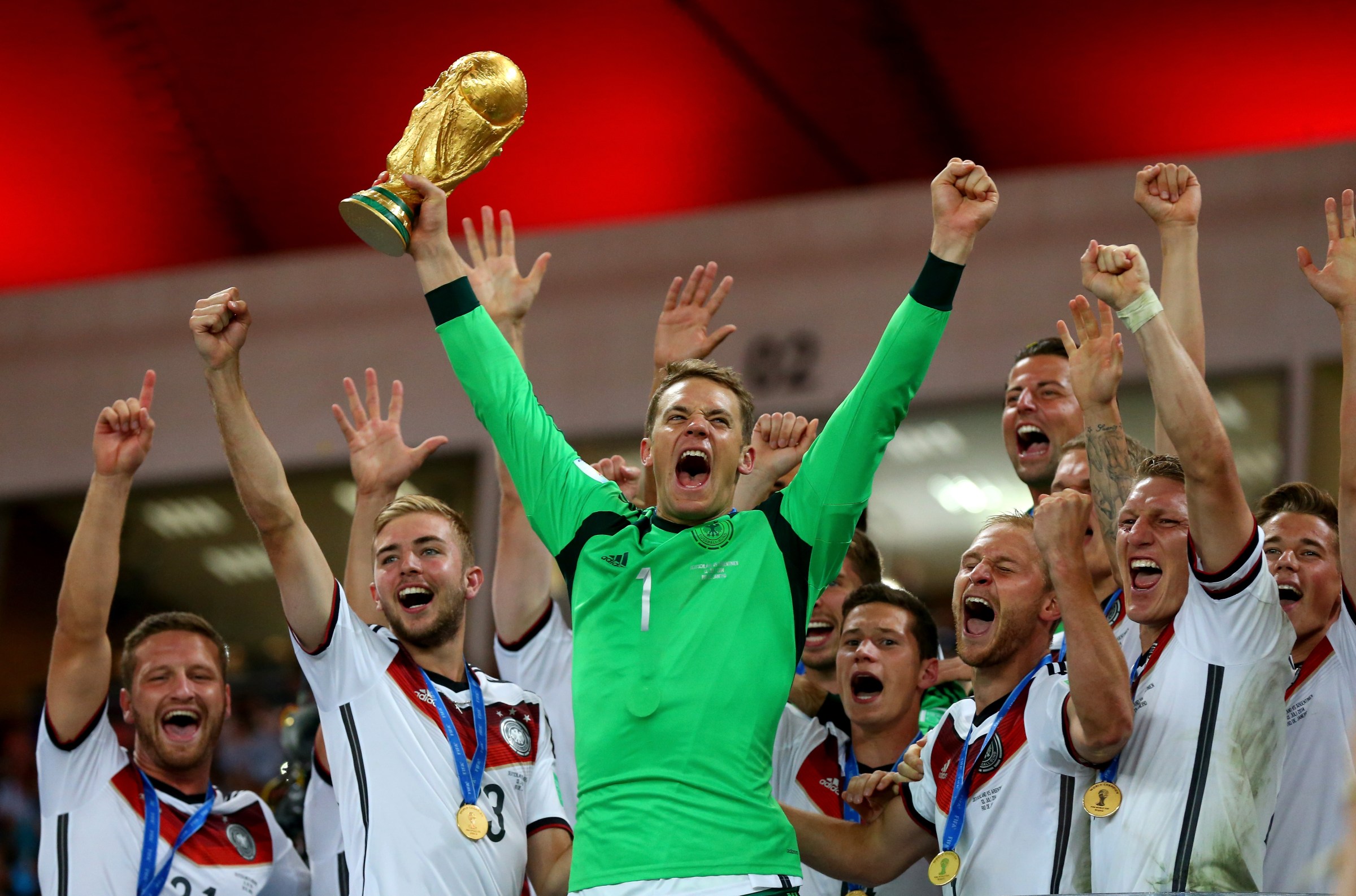 ĐT Đức trở lại ngôi vô địch World Cup sau 24 năm chờ đợi nhờ có một Neuer vốn đã ở vào đẳng cấp hay nhất khi bắt bóng và chơi khá hay bên ngoài khu vực 16m50 