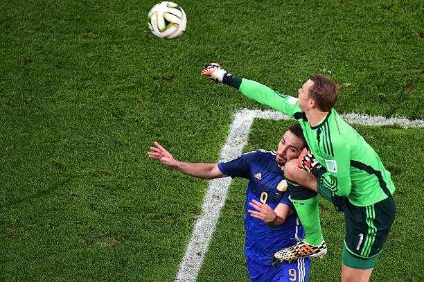 Neuer đã chơi trận gặp Algeria với sự hiệu quả không thua gì Franz Beckenbauer hay Matthias Sammer thuở trước