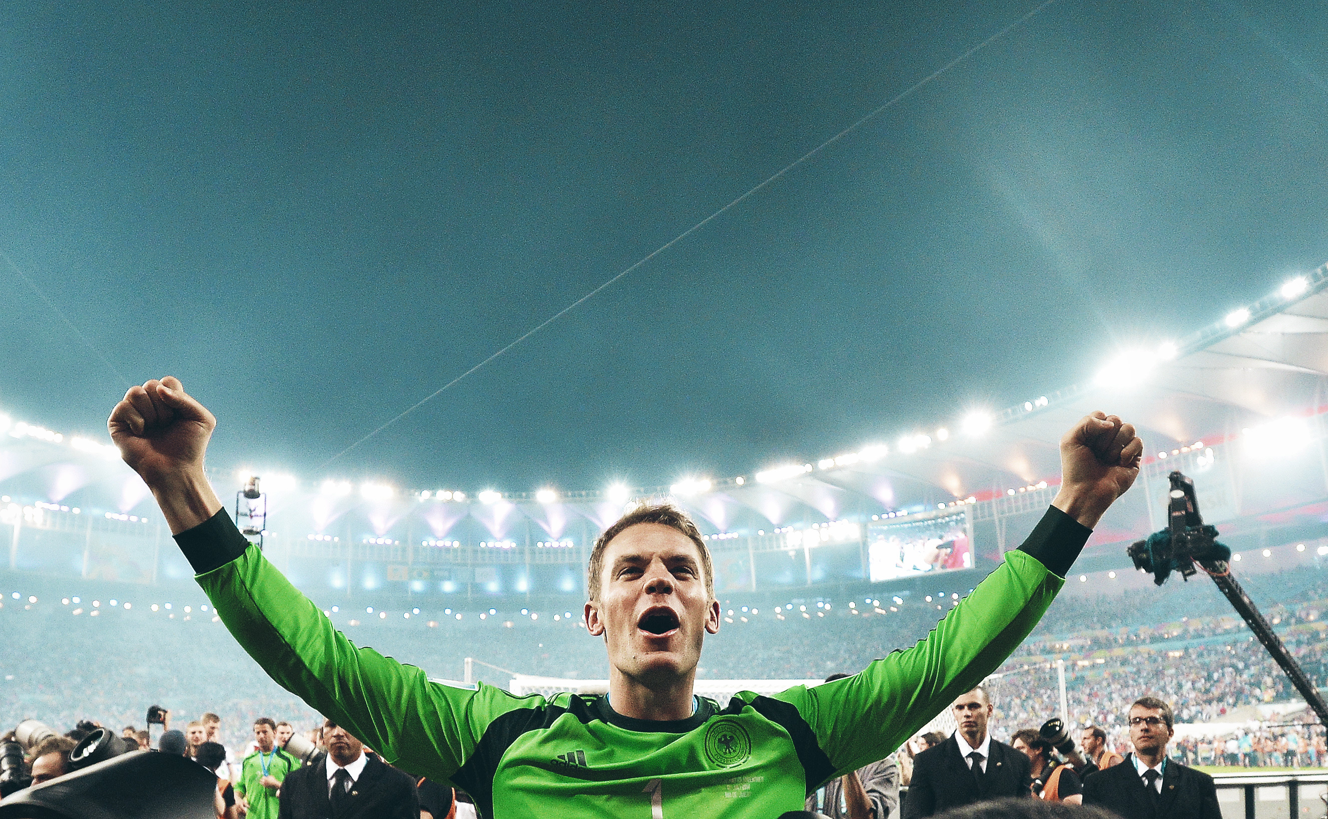 Neuer vượt qua những Navas, Sergio Romero, Howard hay Ochoa cũng đều rất xuất sắc để giành danh hiệu Thủ môn hay nhất giải