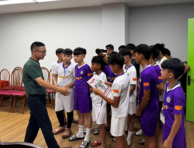 Các em nhỏ tham quan phòng xuất bản của Tạp chí Bóng đá. Ảnh: Quốc Việt