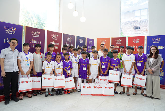 Thay mặt Tạp chí Bóng đá, Tổng Biên tập Vũ Khắc Sơn trao quà cho 22 em nhỏ. Ảnh: Hương Nguyễn