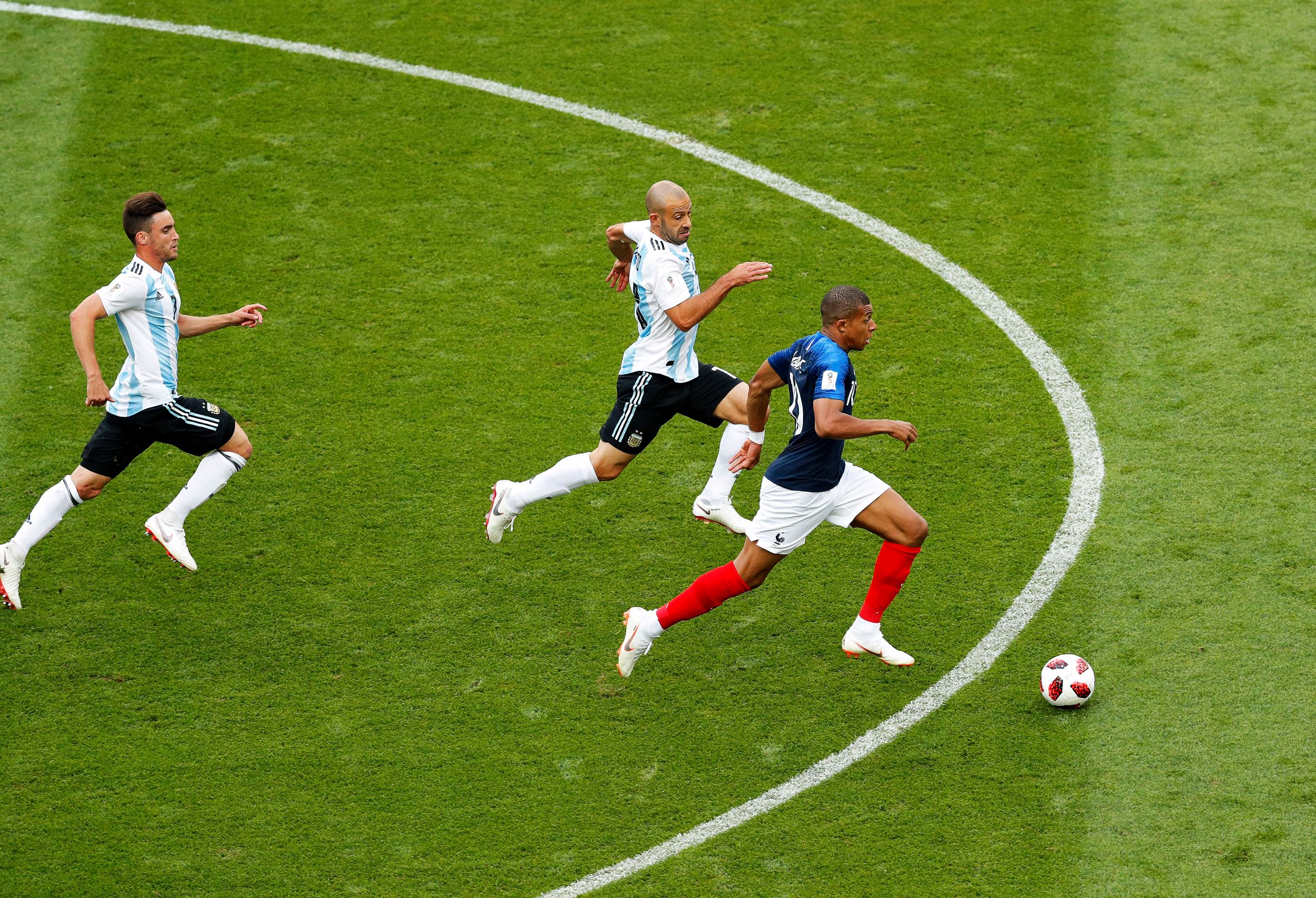 Với bóng trong chân, không hàng thủ nào có thể ngăn cản được Mbappe vào năm 2018