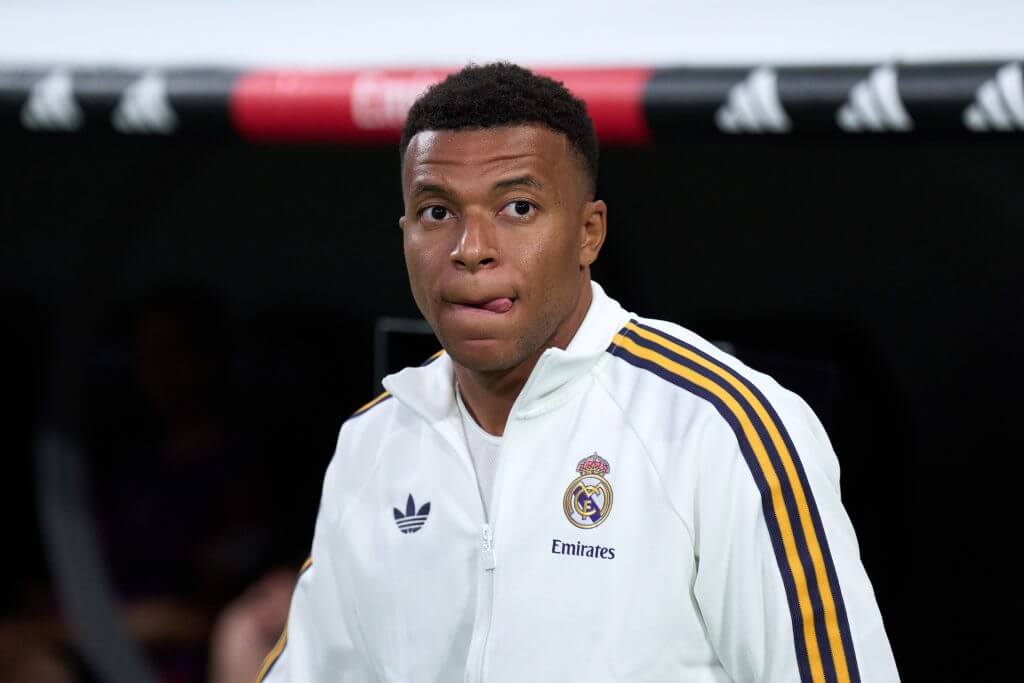 Mbappe rời PSG đến Real Madrid vào năm 2024, trở thành viên ngọc quý trong Dải ngân hà 