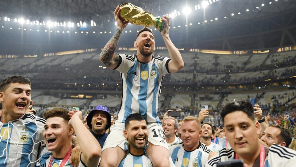 Và từ đó, Messi ngồi trên ngai cao, tay cầm chiếc cúp vô địch thế giới, nụ cười rạng rỡ trên môi