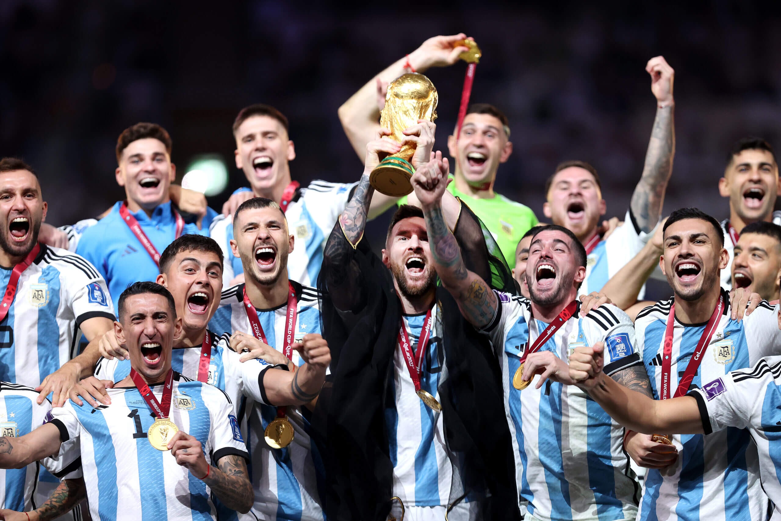 Đó là cây quyền trượng biến Messi thành huyền thoại hoàn hảo