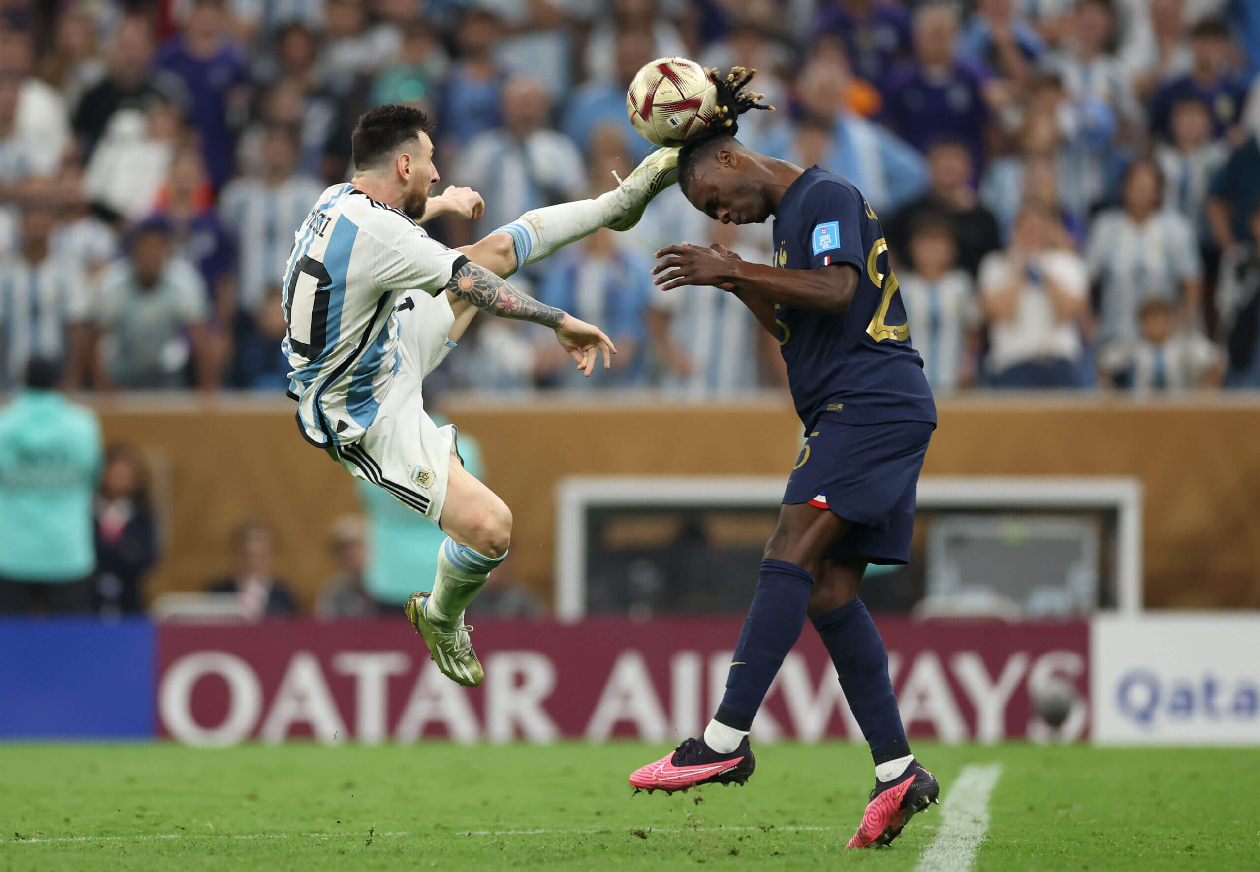 Messi đã trải qua cả một sự nghiệp lẫy lừng để bước lên đỉnh cao vinh Quang