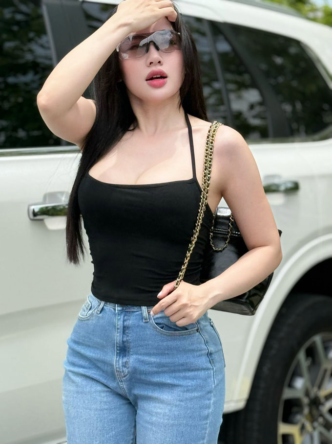 Loan Barbie gây 'xôn xao' trong phòng tập gym