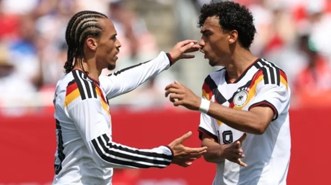 Leroy Sane (trái) là điểm sáng hiếm hoi của ĐT Đức