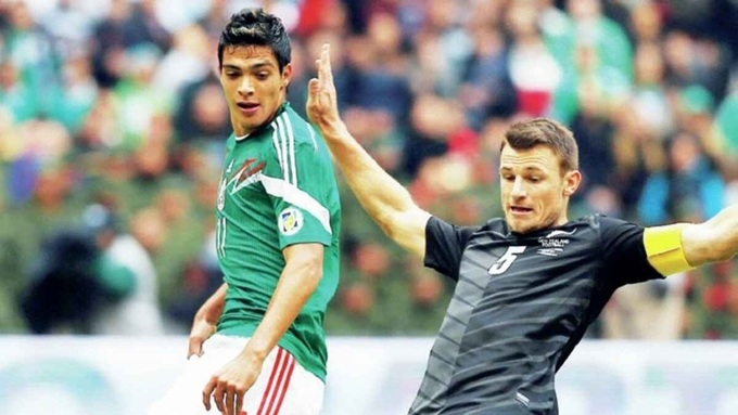 Zealand Smith (phải) đang thi đấu tại giải hạng 6 Anh, nhưng vẫn được góp mặt tại World Cup 2026