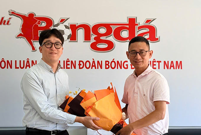 Tổng Biên tập Vũ Khắc Sơn gặp mặt động viên phóng viên Sơn Tùng trước khi lên đường tác nghiệp World Cup 2026. Ảnh: Hương Nguyễn