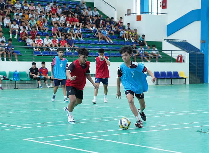 Các cầu thủ thể hiện khả năng trên sân 
