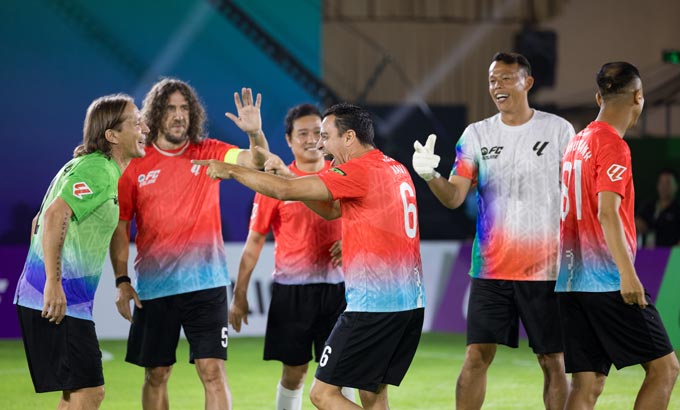 Xavi, Puyol, Salgado góp mặt ở hai đầu chiến tuyến
