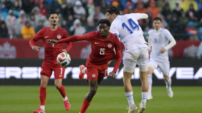 Việc mất Moise Bombito (số 15 áo đỏ) là tổn thất rất lớn với chủ nhà Canada